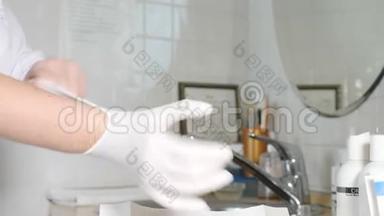 美容诊所。 美容师医生在做美容手术或手术前戴上医用无菌白手套